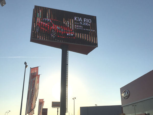 Instalación de monoposte publicitario led