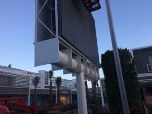 monoposte galvanizado con pantalla led